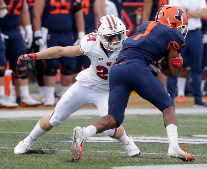 Wisconsin safety Hunter Wohler making a tackle as a freshman against Illinois. (Credit: Mark Hoffman / Milwaukee Journal Sentinel / USA TODAY NETWORK)